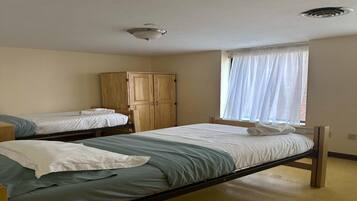 Tabla de planchar con plancha, wifi, ropa de cama