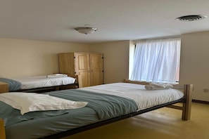 Tabla de planchar con plancha, wifi, ropa de cama