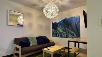 Una televisión, una oficina