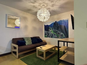 Una televisión, una oficina