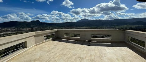 Chambre triple supérieure, patio, vue sur la mer | Terrasse/patio