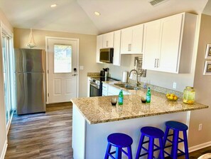 Microwave, oven, stovetop, dishwasher - BEACHVIEW: ON THE BEACH. PRIVATE. PET FRIENDLY. LINENS INCLUDED (Milton)