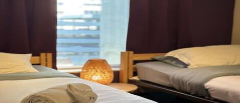 Tabla de planchar con plancha, wifi y ropa de cama