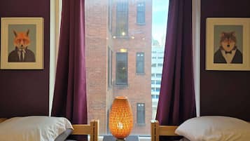 1 habitación, escritorio, tabla de planchar con plancha y wifi