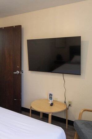 1 bedroom, iron/ironing board, WiFi, bed sheets - Downtown Studio Retreat | Queen Bed + 55” Smart TV + River Views (Pittsburgh)