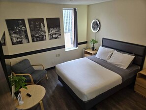 Escritorio, tabla de planchar con plancha, wifi y ropa de cama
