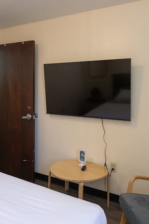 Desk, iron/ironing board, WiFi, bed sheets