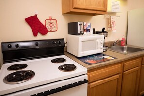 Kjøleskap, mikrobølgeovn, ovn og kokeplater