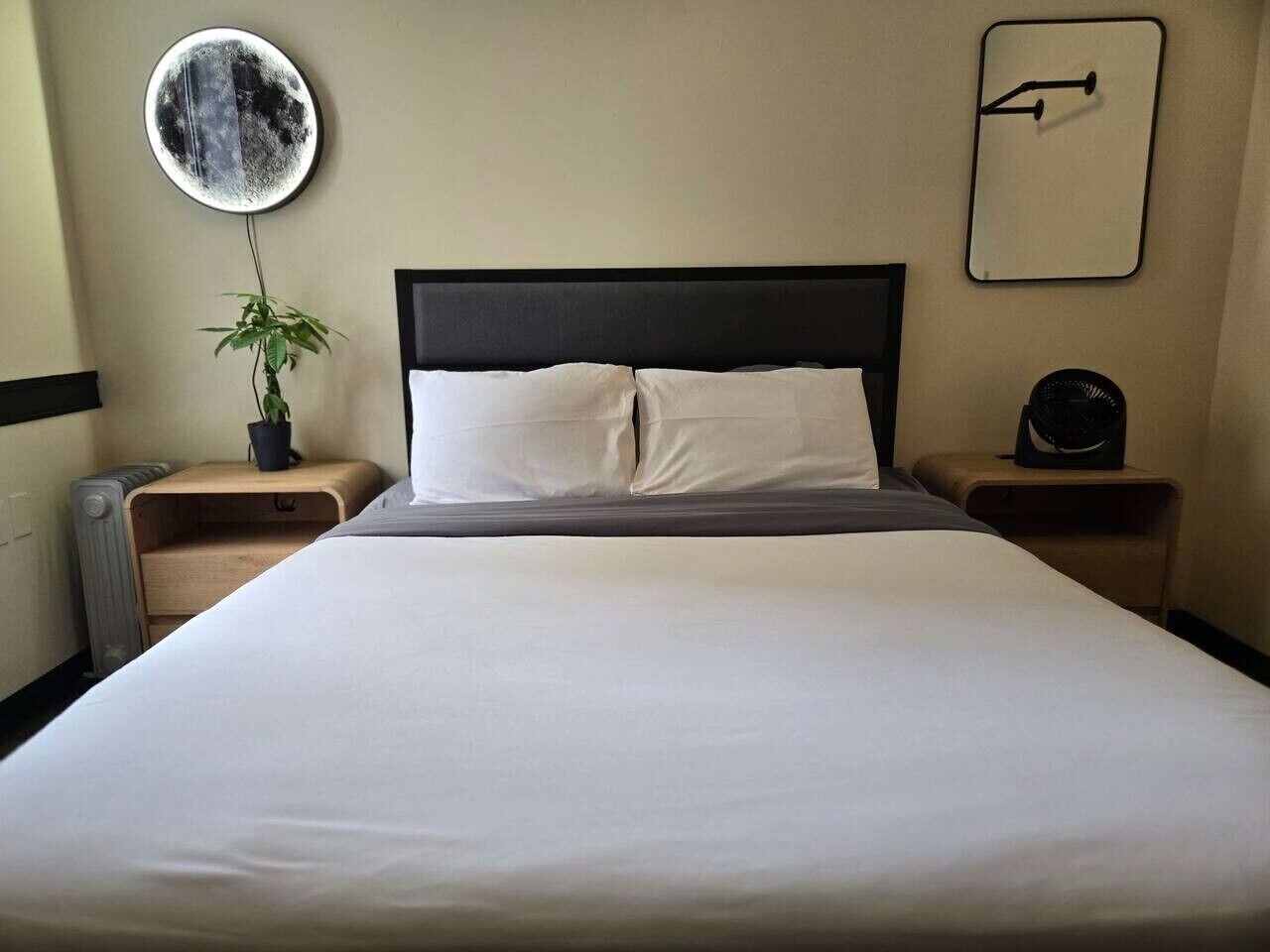 Desk, iron/ironing board, WiFi, bed sheets