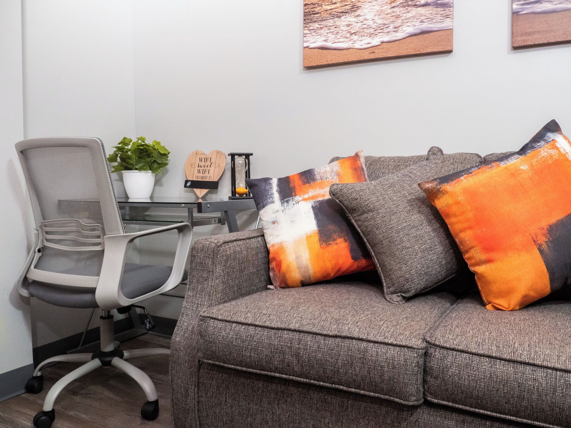 Een televisie en een kantoor