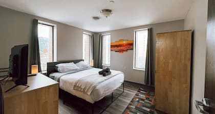 2BR 2BA Downtown Apt | Water + City Views