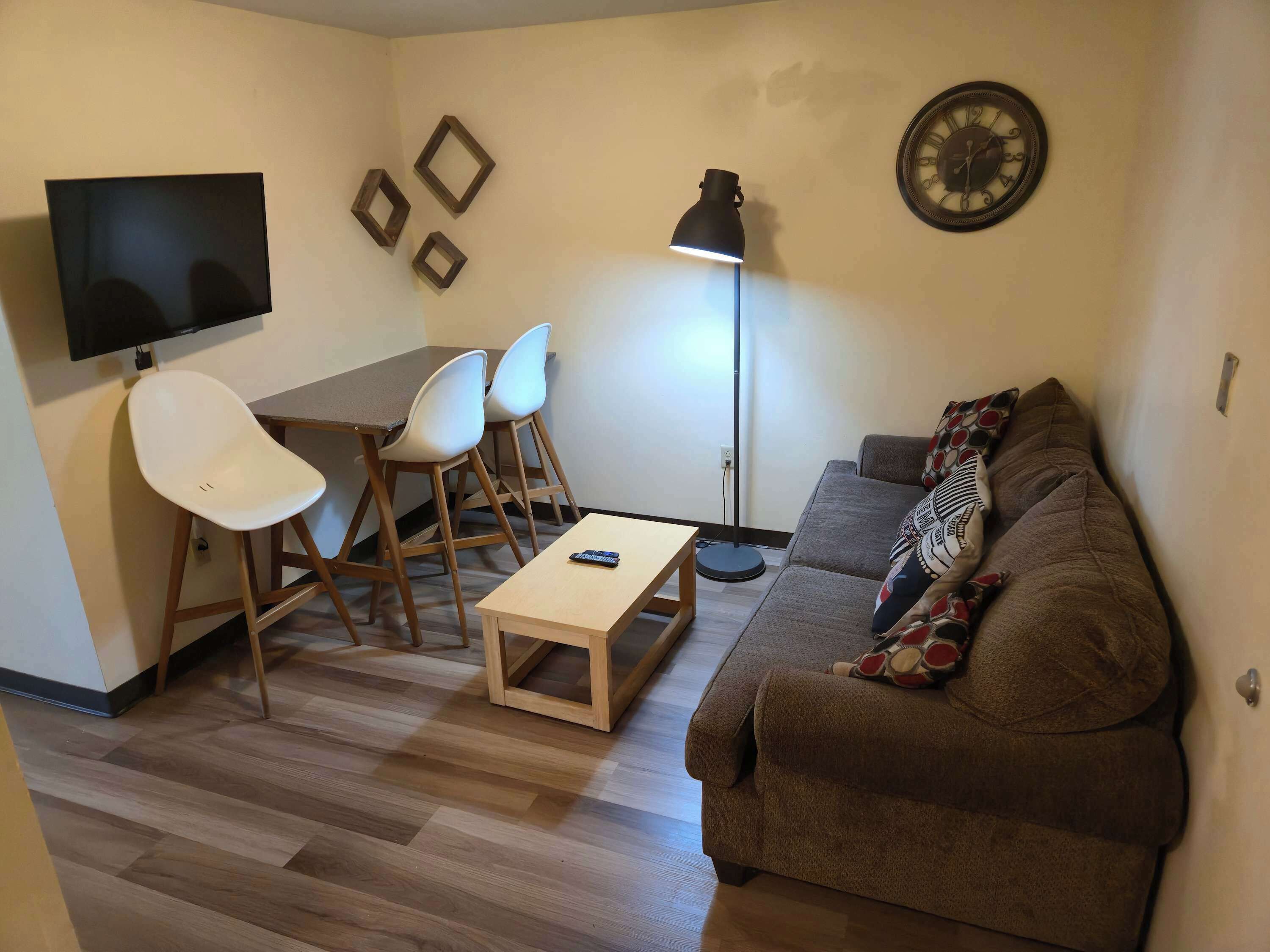 Televisión y oficina 