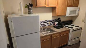 Een koelkast, een magnetron, een oven, een kookplaat