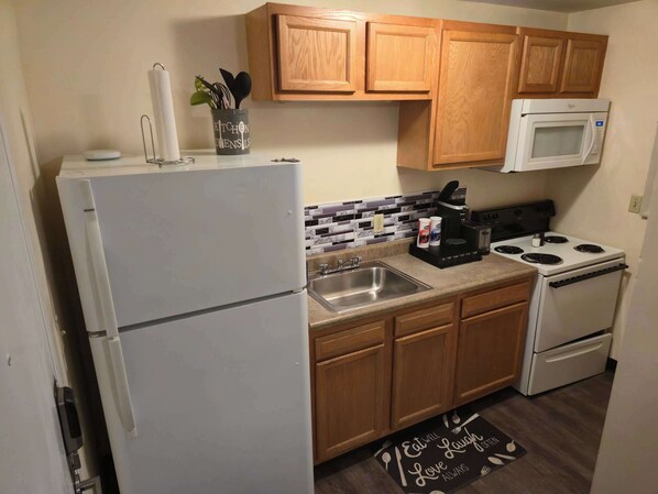 Een koelkast, een magnetron, een oven, een kookplaat