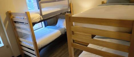 2 makuuhuonetta, silitysrauta/-lauta, Wi-Fi, vuodevaatteet