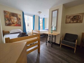 Desk, iron/ironing board, WiFi, bed sheets - Cozy Downtown Pittsburgh Apartment | Smart TV + Wa (Pittsburgh)