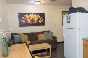 TV - Cozy Downtown Pittsburgh Apartment | Smart TV + Wa (Pittsburgh)
