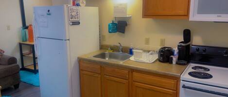 Een koelkast, een magnetron, een oven, een kookplaat