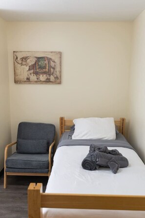 Desk, iron/ironing board, WiFi, bed sheets