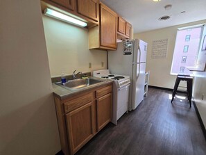 Microwave, oven, coffee/tea maker, cookware/dishes/utensils