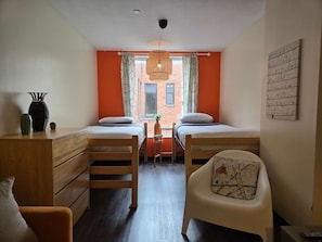 Escritorio, tabla de planchar con plancha, wifi y ropa de cama