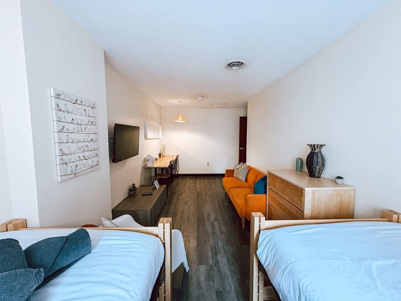 Desk, iron/ironing board, WiFi, bed sheets