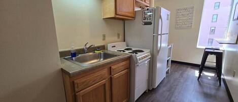 Coffee/tea maker, fridge, microwave, oven