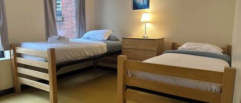 2 chambres, fer et planche à repasser, Wi-Fi, draps fournis