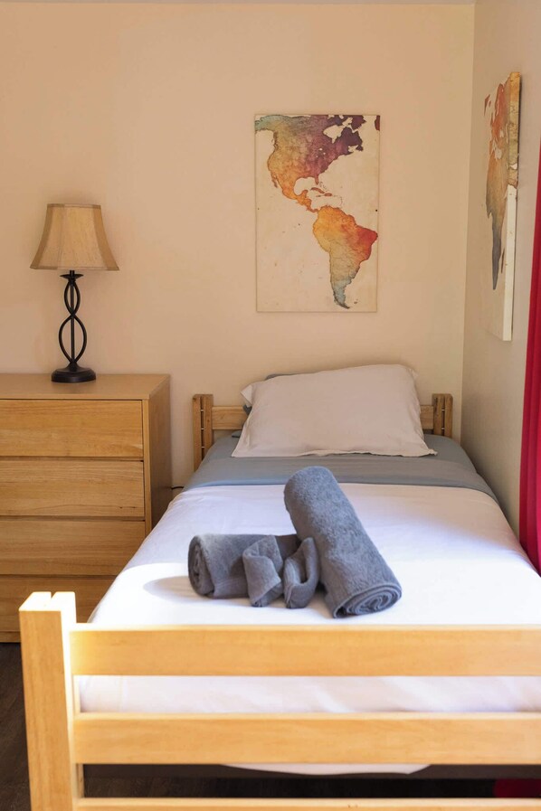 2 habitaciones, tabla de planchar con plancha, wifi y ropa de cama 