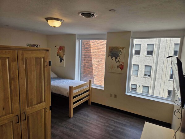 2 habitaciones, tabla de planchar con plancha, wifi y ropa de cama 