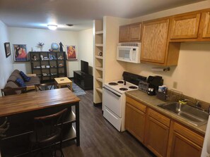 Kjøleskap, mikrobølgeovn, ovn og kokeplater