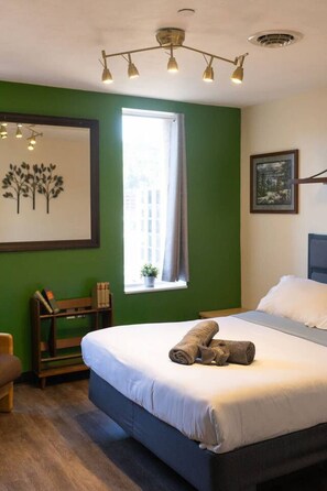 Desk, iron/ironing board, WiFi, bed sheets