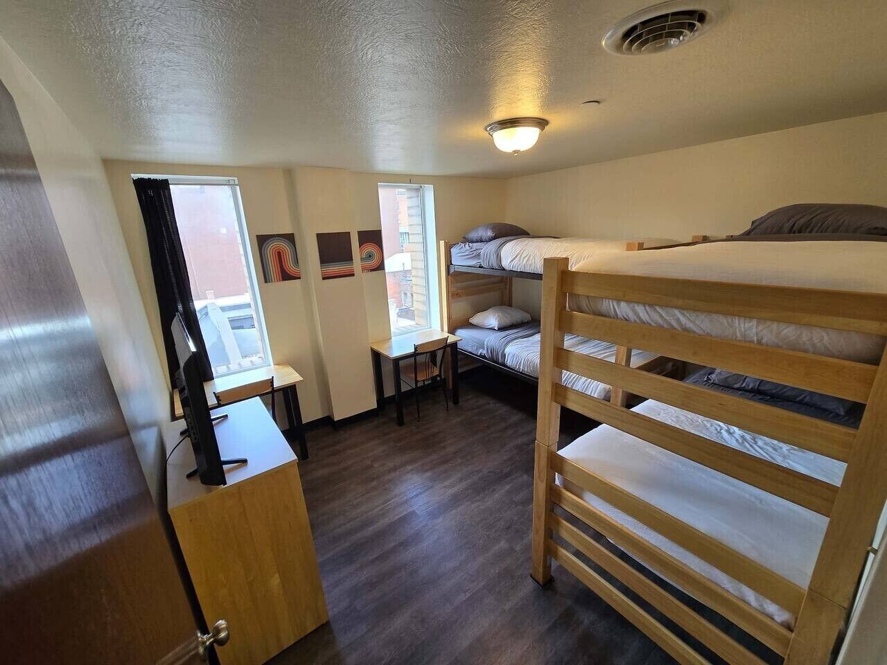 Desk, iron/ironing board, WiFi, bed sheets