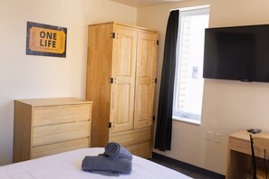 Desk, iron/ironing board, WiFi, bed sheets
