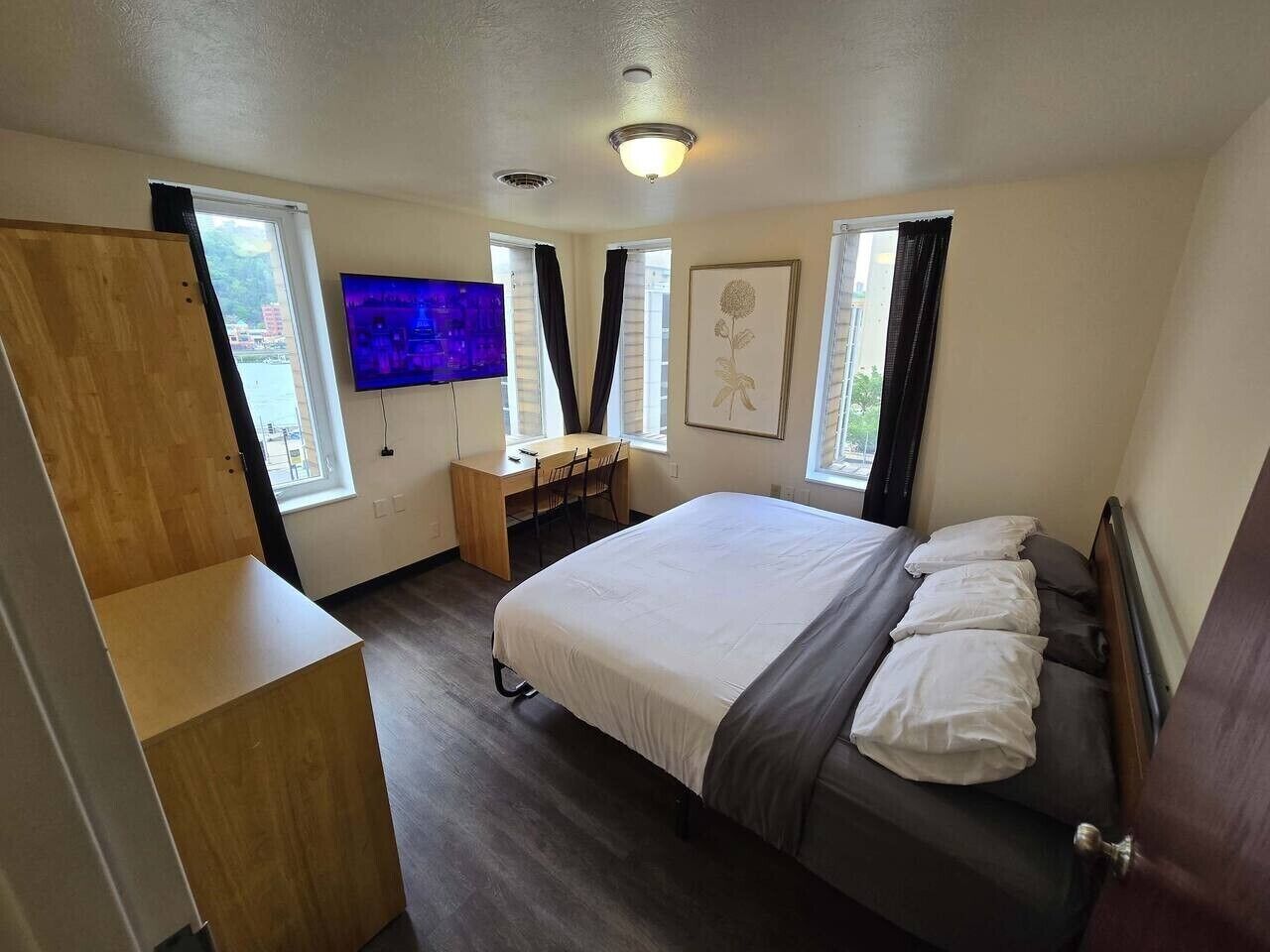 2 bedrooms, desk, iron/ironing board, WiFi