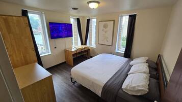 2 bedrooms, desk, iron/ironing board, WiFi