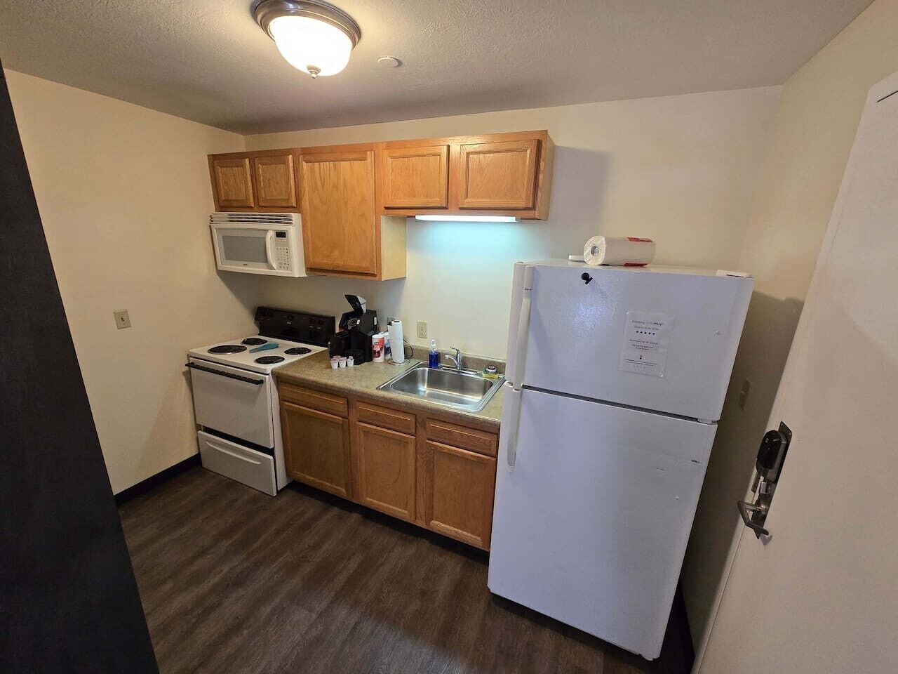 Coffee/tea maker, fridge, microwave, oven