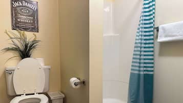 Een douche, een haardroger, handdoeken, shampoo