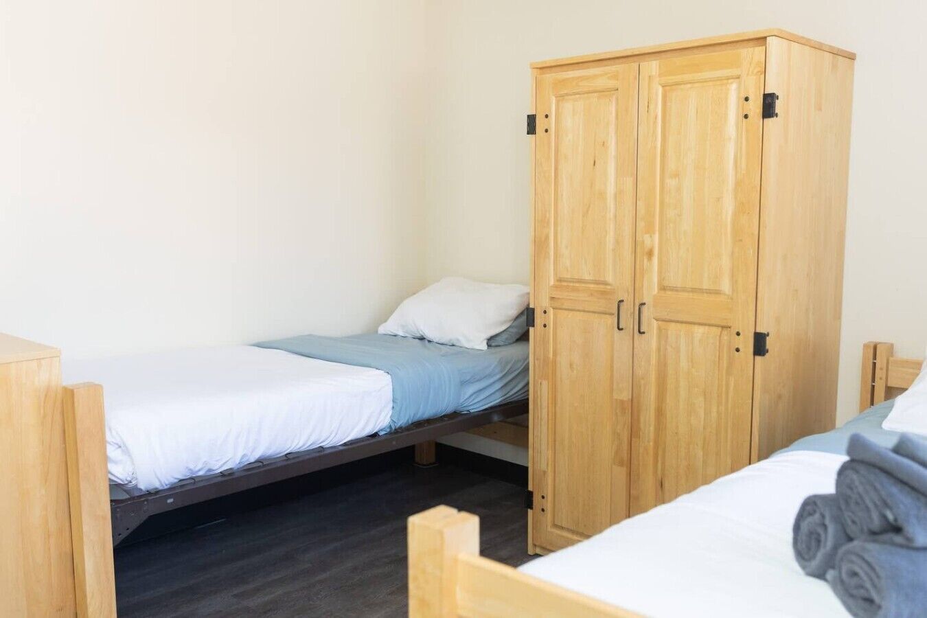 Desk, iron/ironing board, WiFi, bed sheets