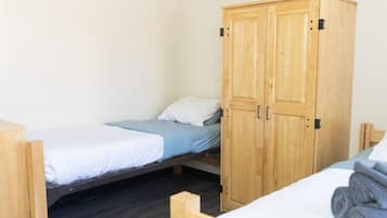 Desk, iron/ironing board, WiFi, bed sheets
