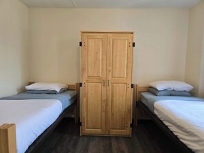 2 habitaciones, tabla de planchar con plancha, wifi y ropa de cama 