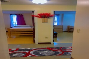 Silitysrauta/-lauta, Wi-Fi, vuodevaatteet