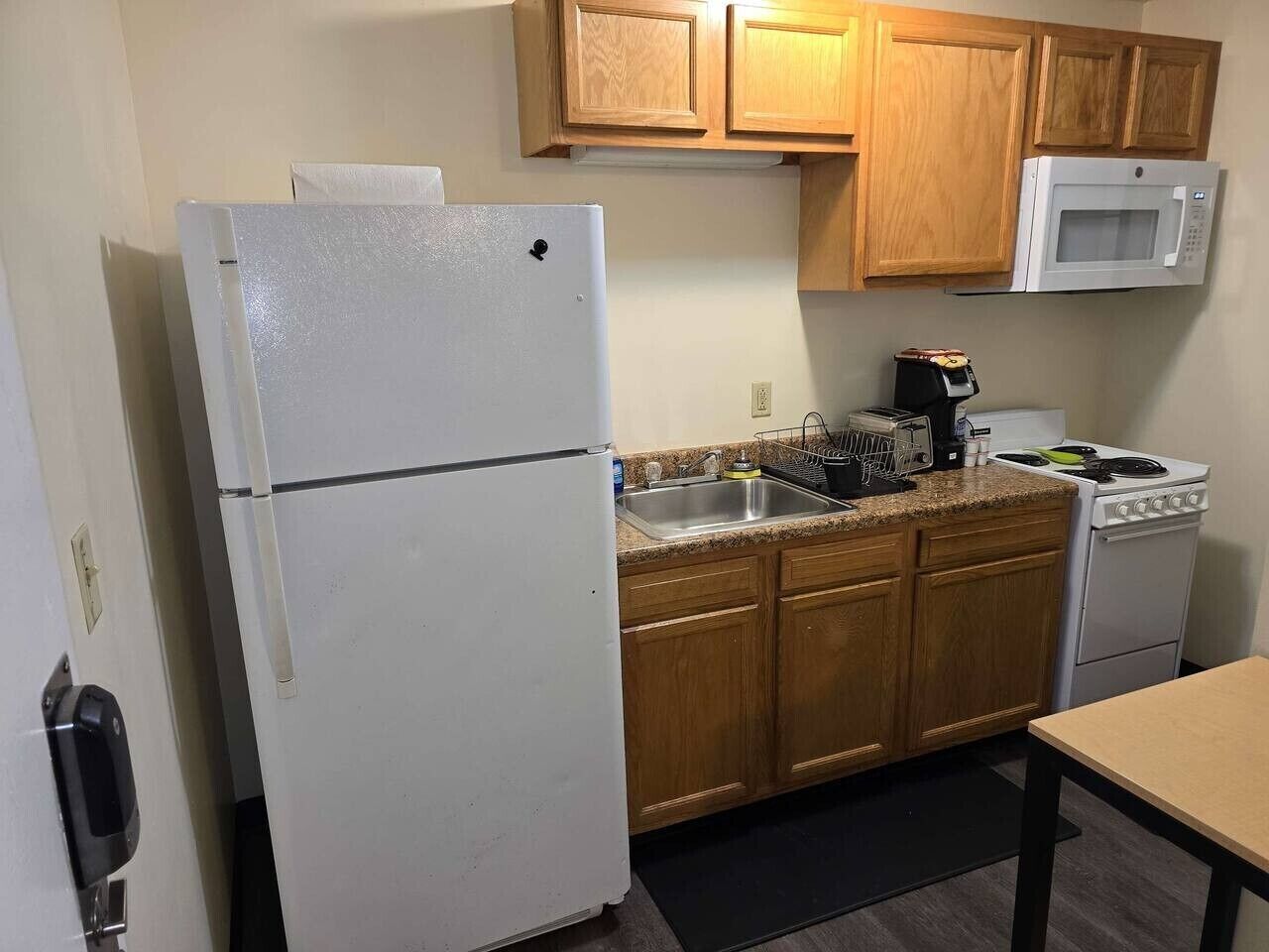 Coffee/tea maker, fridge, microwave, oven
