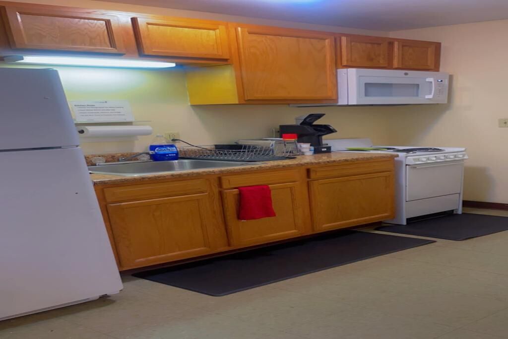 冷蔵庫、電子レンジ、オーブン、コンロ