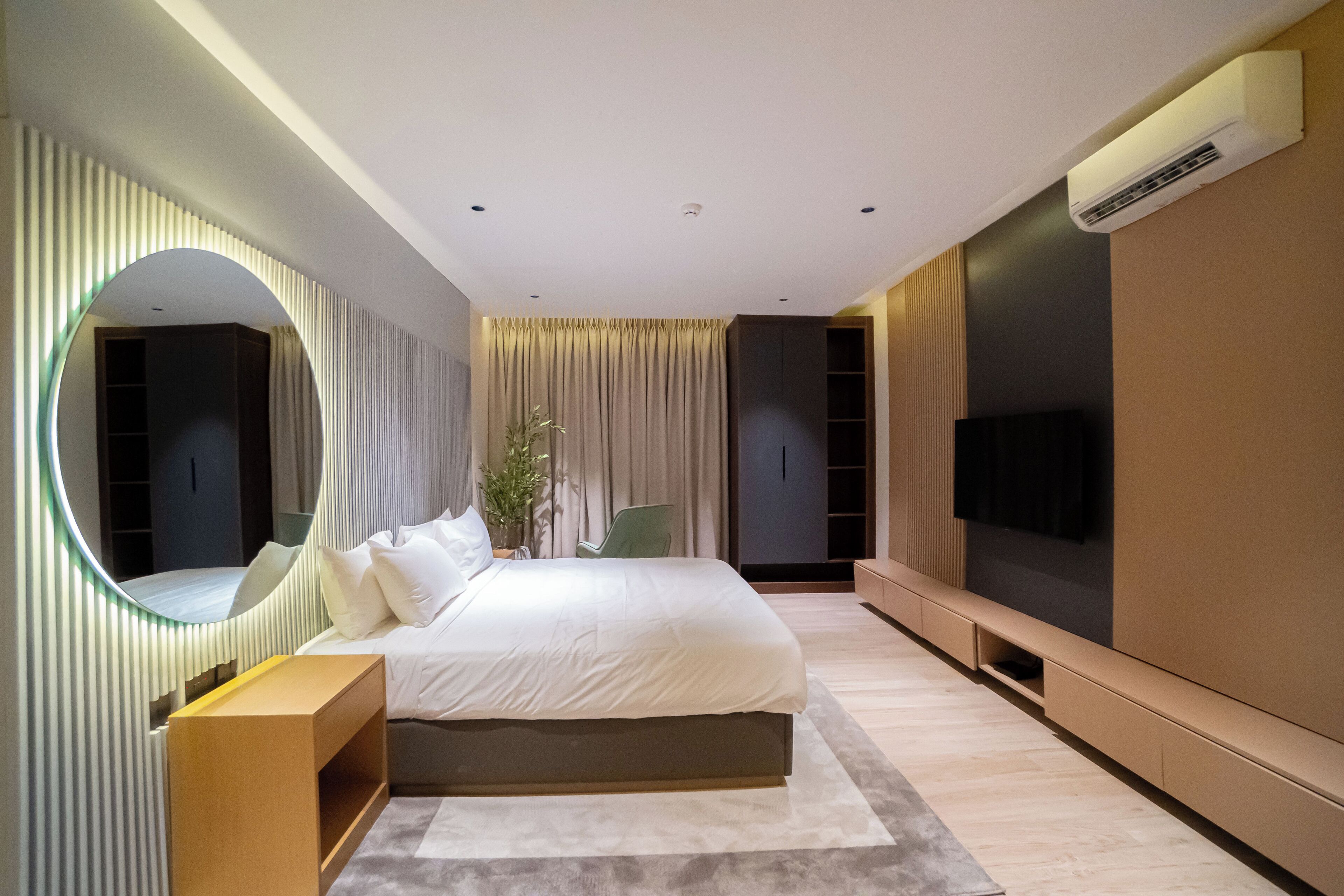 Ropa de cama de alta calidad y caja de seguridad en la habitación 