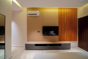Appartement | Luxe beddengoed, een kluis op de kamer, een bureau, een laptopwerkplek
