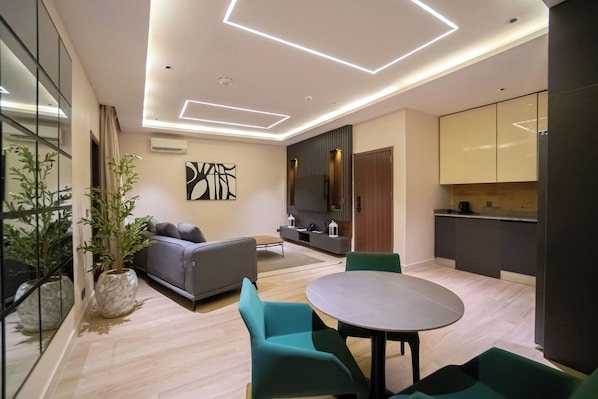 Appartement | Woonruimte | Een 50-inch ledtelevisie met satellietzenders