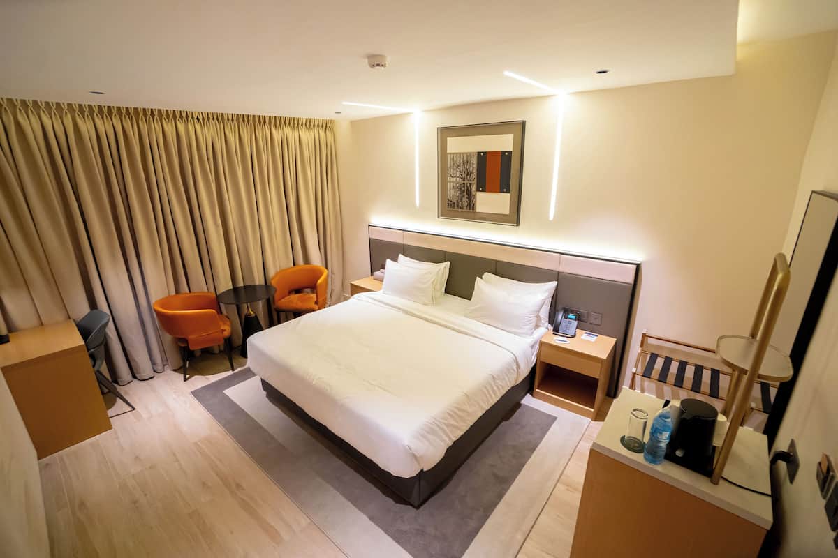 Deluxe tweepersoonskamer | Luxe beddengoed, een kluis op de kamer, een bureau, een laptopwerkplek