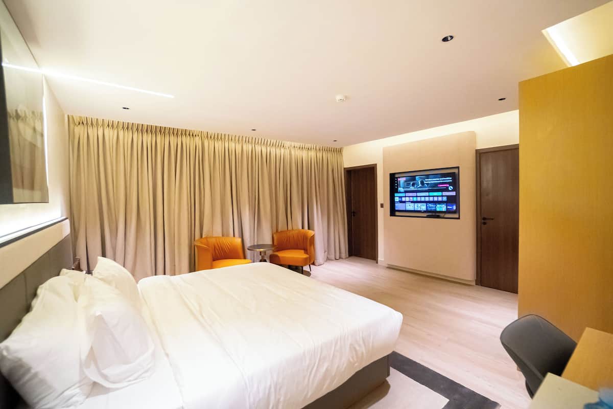 Executive suite | Luxe beddengoed, een kluis op de kamer, een bureau, een laptopwerkplek