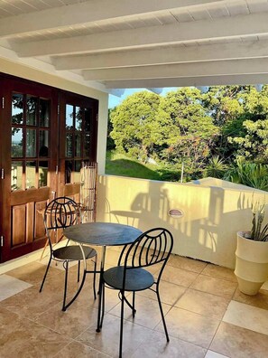 تناول الطعام بالخارج